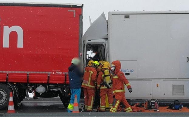 Los bomberos, actuando en el accidente de Caudete de las Fuentes