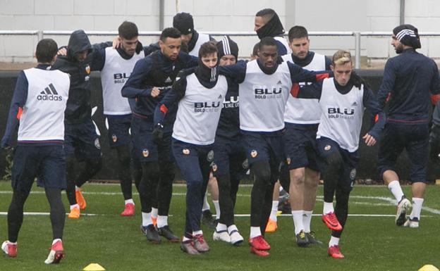 Kondogbia, segundo por la derecha, en el entrenamiento de este martes en Paterna.