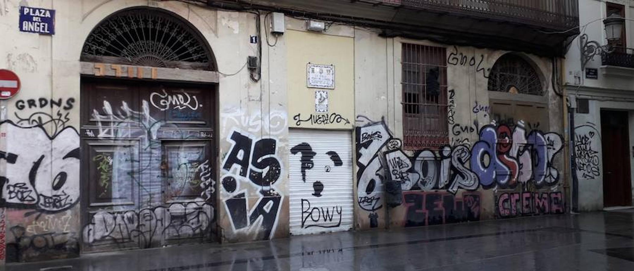 El Ayuntamiento de Valencia destinará 36.000 euros a la limpieza de pintadas en Ciutat Vella, aunque mantendrá las pintadas artísticas y figurativas o las que tienen un valor simbólico. Este plan incrementará la superfície limpiada en 10.000 metros cuadrados de los 8.183 del año pasado.