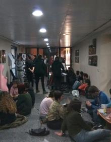 Imagen secundaria 2 - Sentada de estudiantes en el Rectorado de la Universitat para reclamar soluciones a la huelga de profesores asociados. 