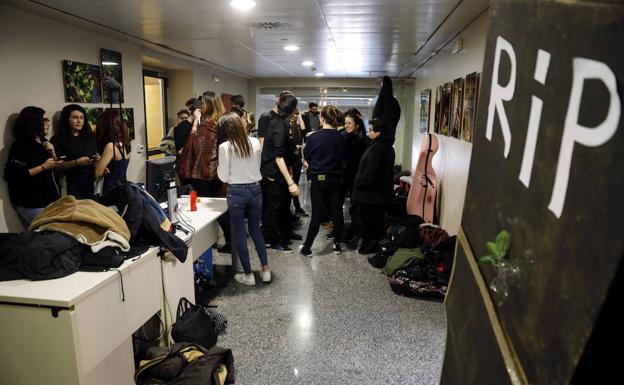 Sentada de estudiantes en el Rectorado de la Universitat para reclamar soluciones a la huelga de profesores asociados