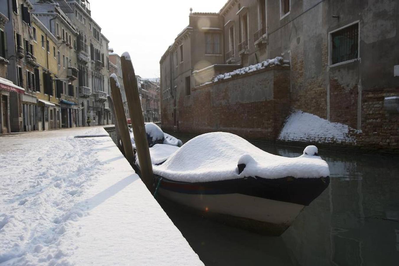 La ciudad de los canales amanece nevada tras el paso del temporal de frío siberiano que azota Europa