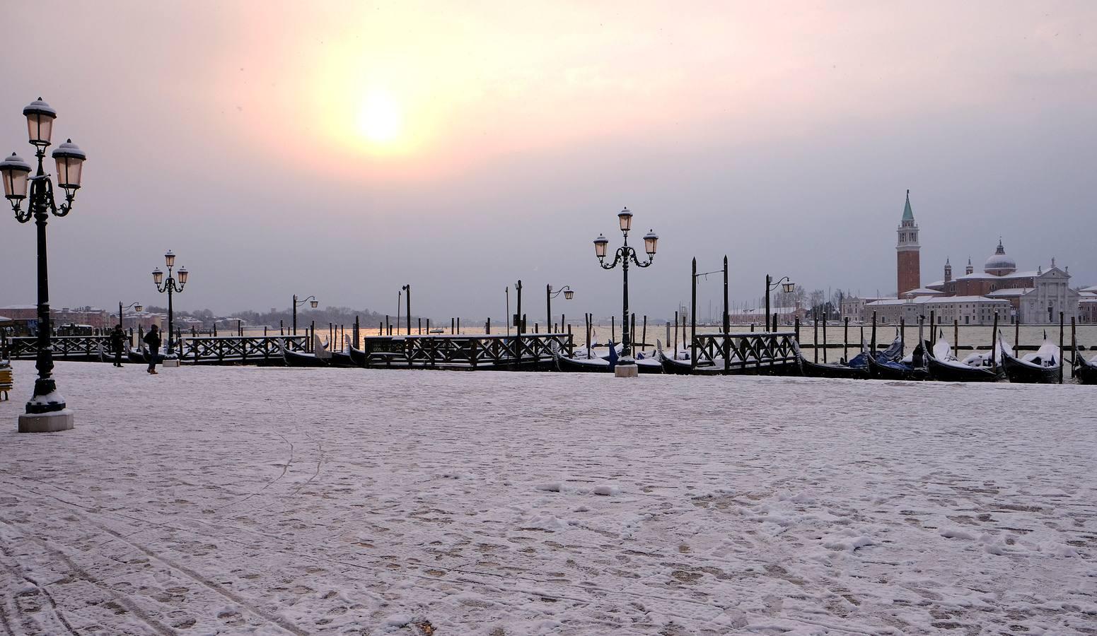 La ciudad de los canales amanece nevada tras el paso del temporal de frío siberiano que azota Europa