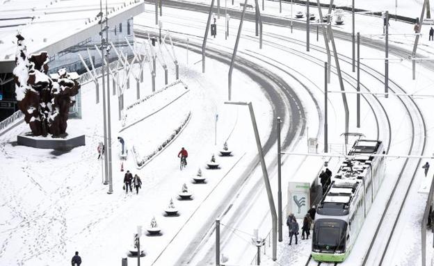 Bilbao ha amanecido cubierta de nieve. 