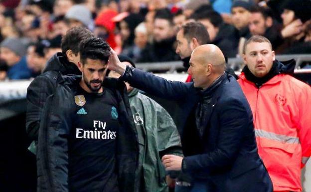 Zinedine Zidane saluda a Isco tras cambiarle ante el Espanyol.