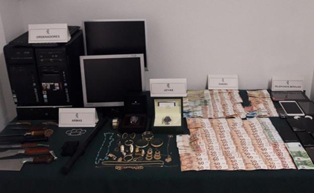 Armas, teléfonos, ordenadores, joyas y dinero incautados por la Guardia Civil.