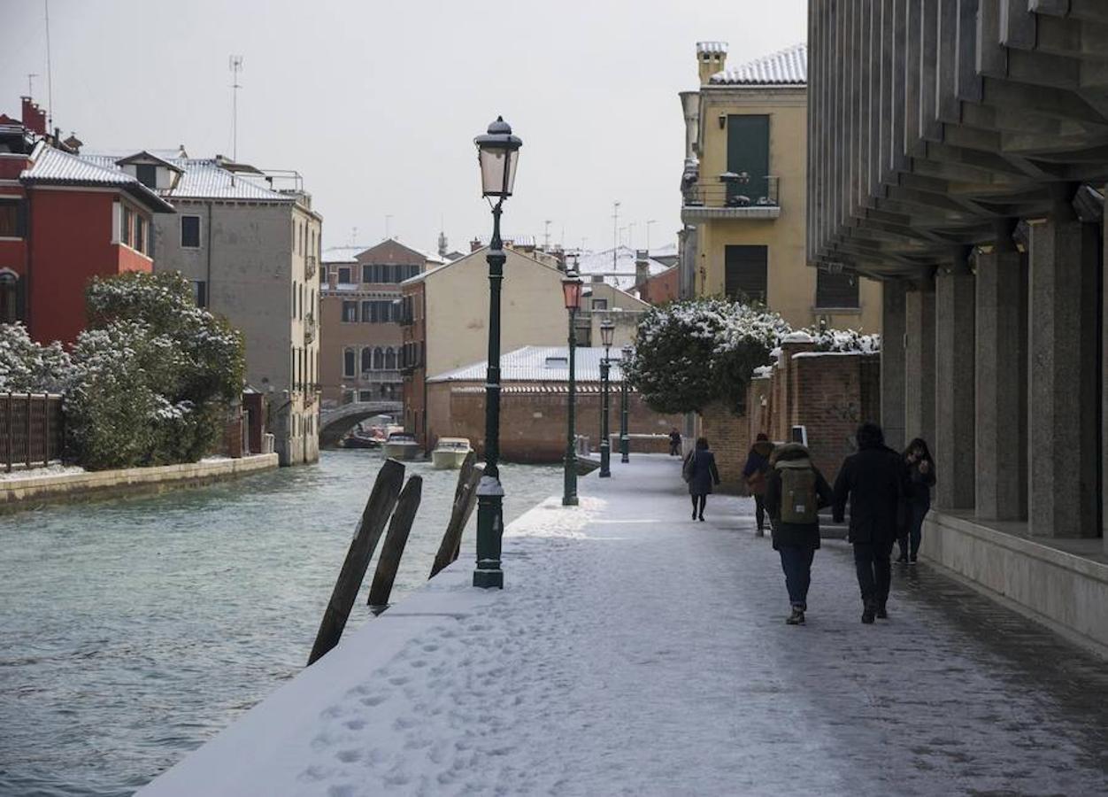 La ciudad de los canales amanece nevada tras el paso del temporal de frío siberiano que azota Europa