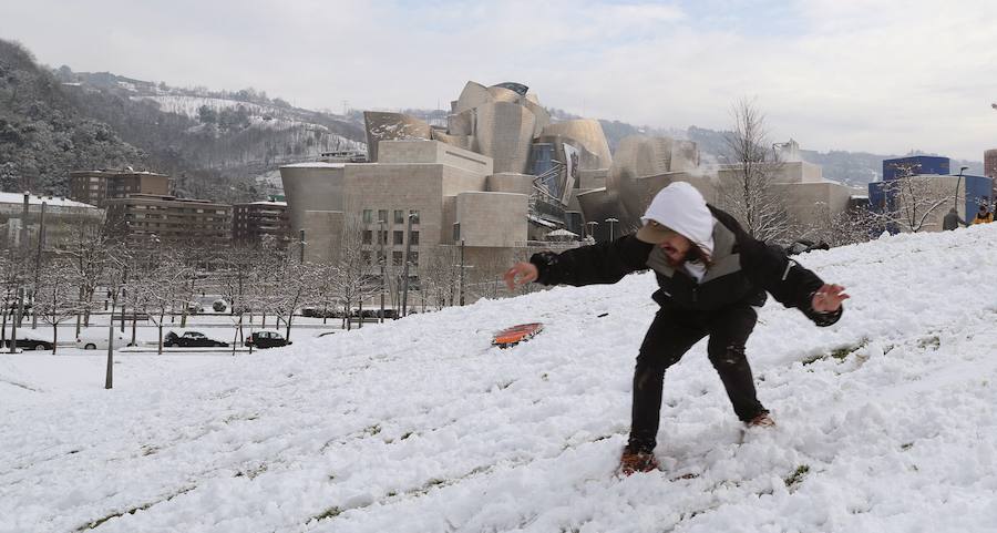 San Sebastian, Bilbao, Pamplona, Santander, Zaragoza y numerosas provincias del norte de españa sorprendidas por el temporal de nieve.