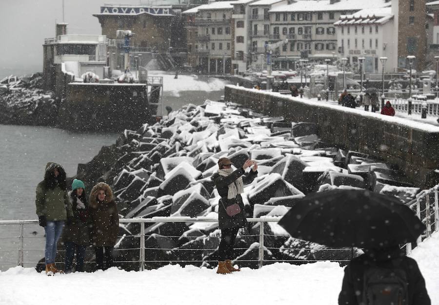 San Sebastian, Bilbao, Pamplona, Santander, Zaragoza y numerosas provincias del norte de españa sorprendidas por el temporal de nieve.