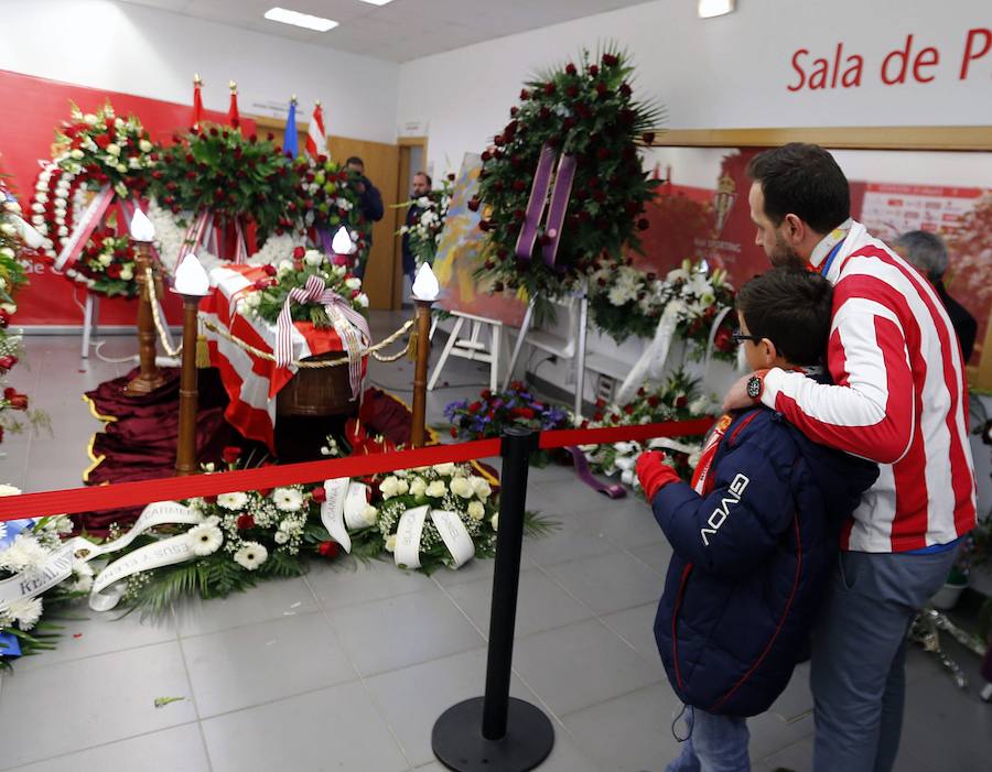 Centenares de personas han acudido al estadio del Sporting para dar su último adiós al mítico futbolista, fallecido el martes. 