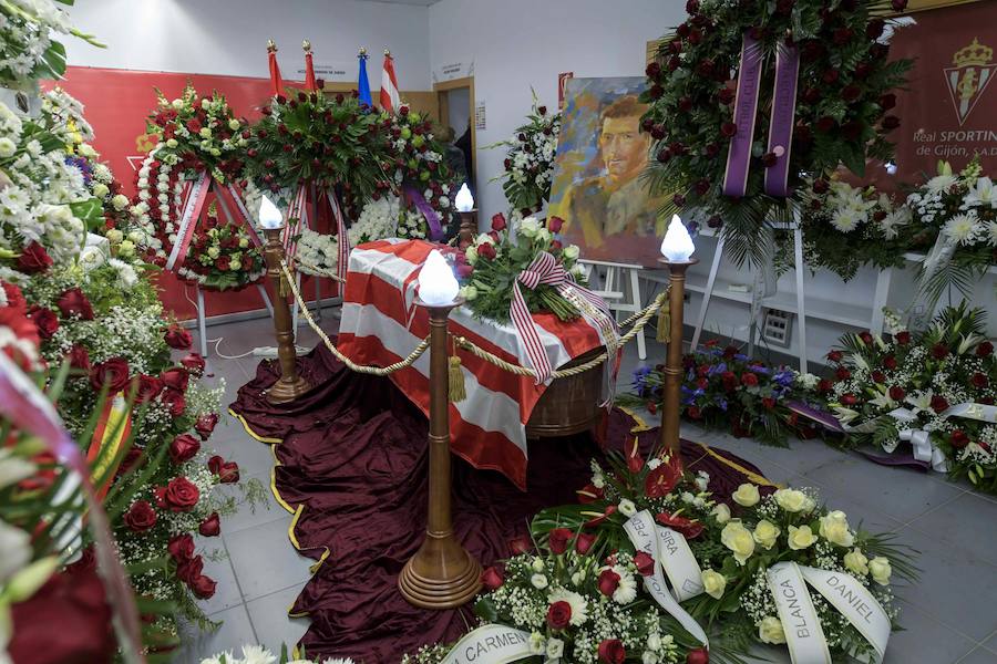 Centenares de personas han acudido al estadio del Sporting para dar su último adiós al mítico futbolista, fallecido el martes. 