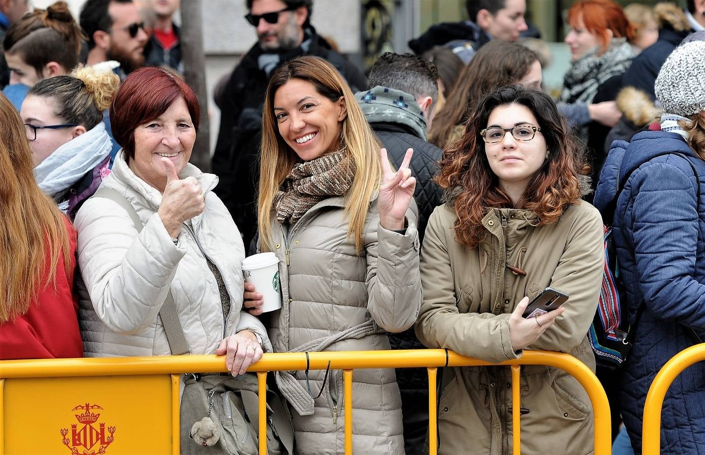 Fotos del público en la mascleta de hoy, 1 de marzo de 2018, la primera de estas Fallas, disparada por pirotecnia Peñarroja.