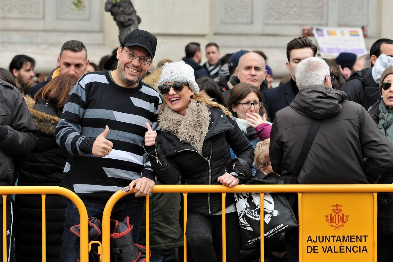 Fotos del público en la mascleta de hoy, 1 de marzo de 2018, la primera de estas Fallas, disparada por pirotecnia Peñarroja.