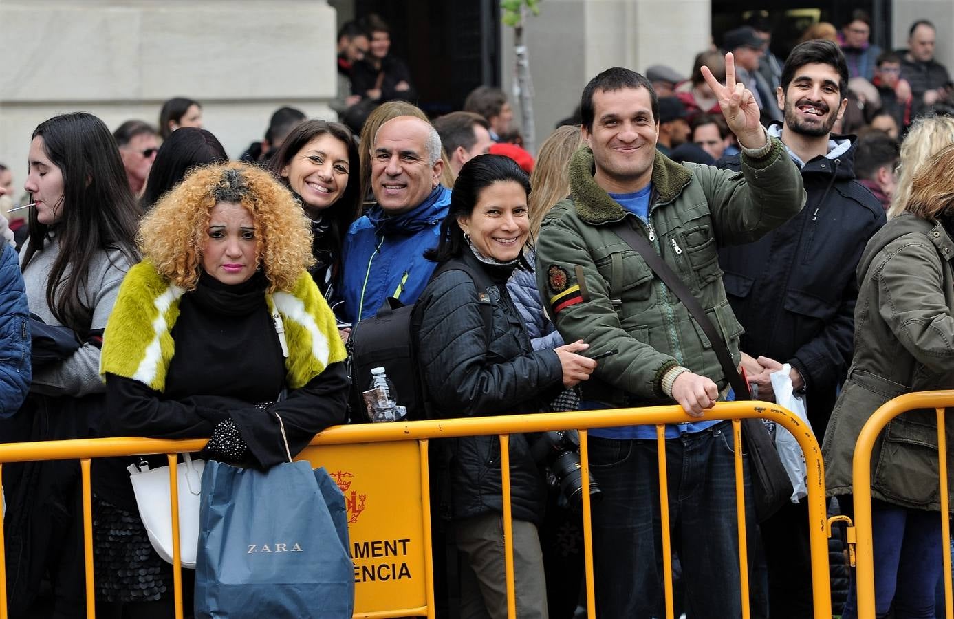 Fotos del público en la mascleta de hoy, 1 de marzo de 2018, la primera de estas Fallas, disparada por pirotecnia Peñarroja.