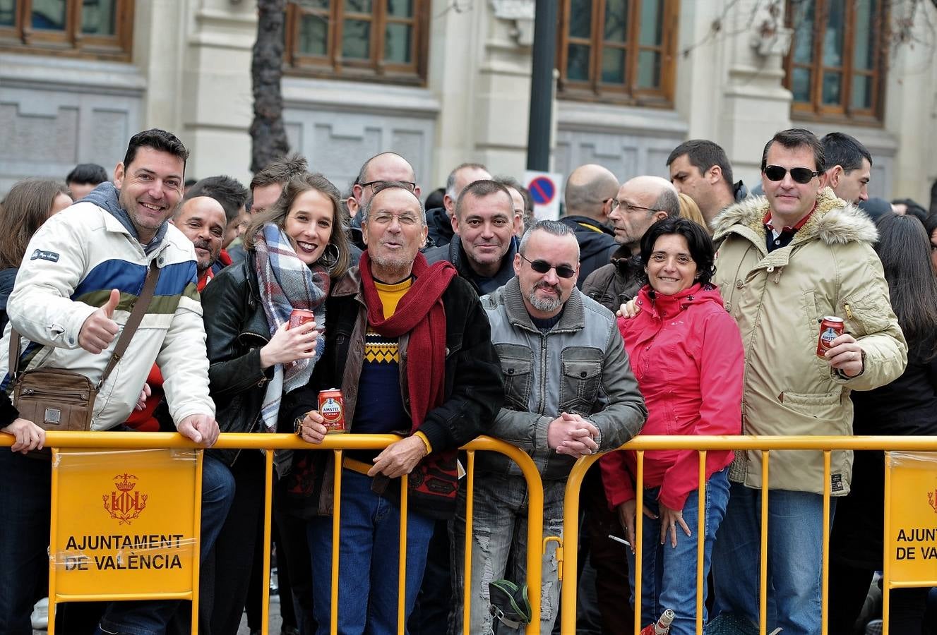 Fotos del público en la mascleta de hoy, 1 de marzo de 2018, la primera de estas Fallas, disparada por pirotecnia Peñarroja.