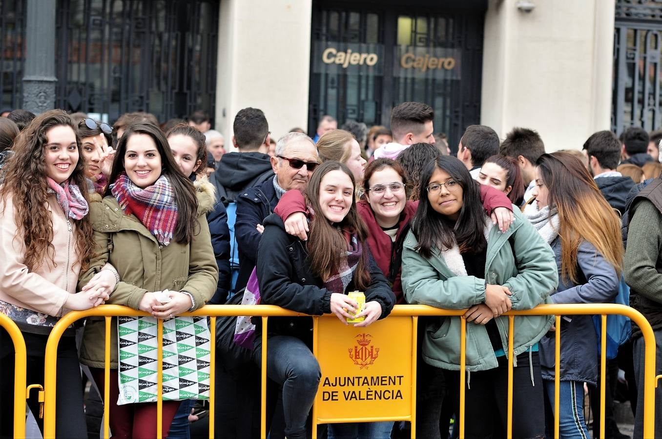 Fotos del público en la mascleta de hoy, 1 de marzo de 2018, la primera de estas Fallas, disparada por pirotecnia Peñarroja.