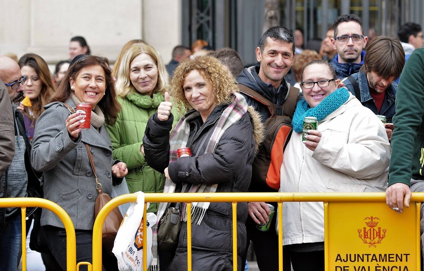 Fotos del público en la mascleta de hoy, 1 de marzo de 2018, la primera de estas Fallas, disparada por pirotecnia Peñarroja.