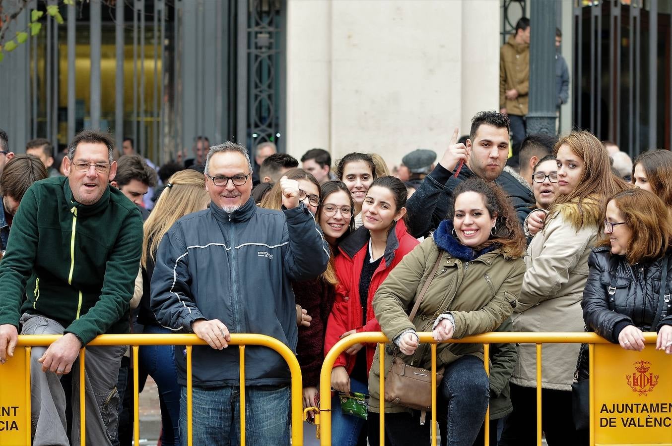 Fotos del público en la mascleta de hoy, 1 de marzo de 2018, la primera de estas Fallas, disparada por pirotecnia Peñarroja.