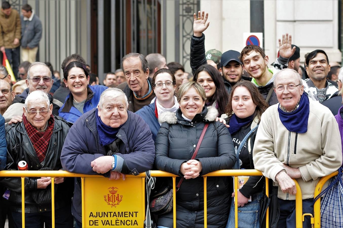 Fotos del público en la mascleta de hoy, 1 de marzo de 2018, la primera de estas Fallas, disparada por pirotecnia Peñarroja.