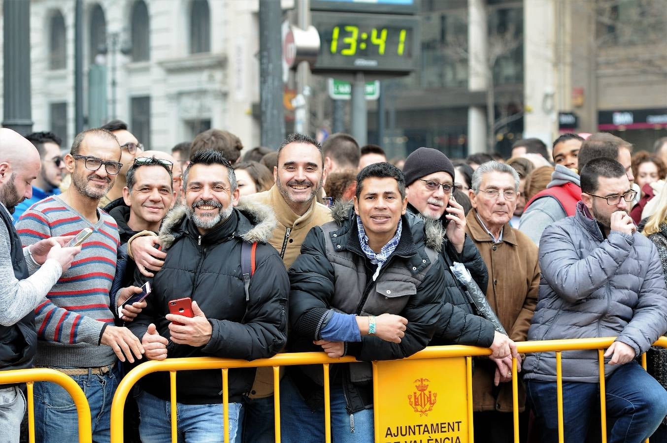 Fotos del público en la mascleta de hoy, 1 de marzo de 2018, la primera de estas Fallas, disparada por pirotecnia Peñarroja.