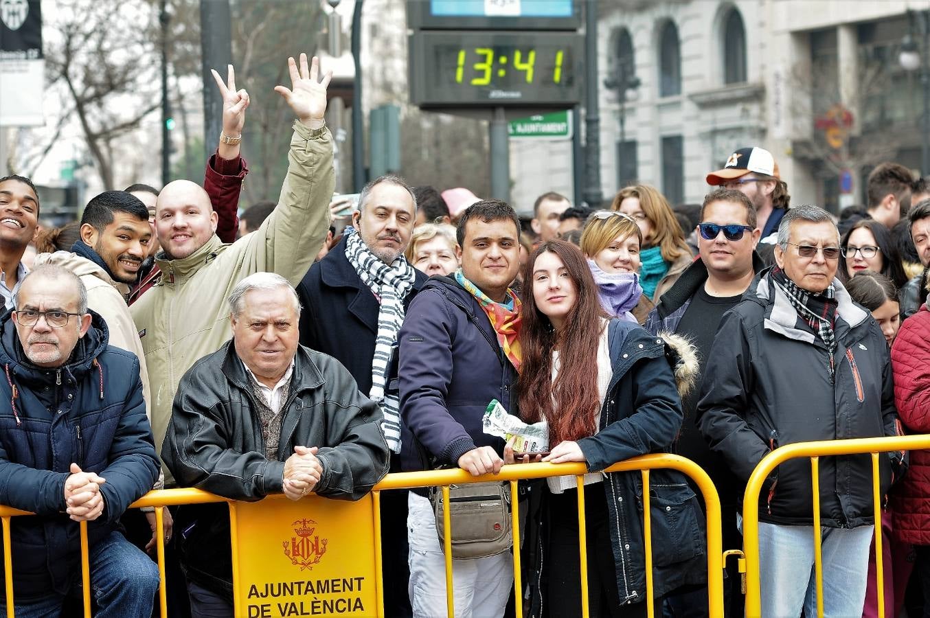 Fotos del público en la mascleta de hoy, 1 de marzo de 2018, la primera de estas Fallas, disparada por pirotecnia Peñarroja.