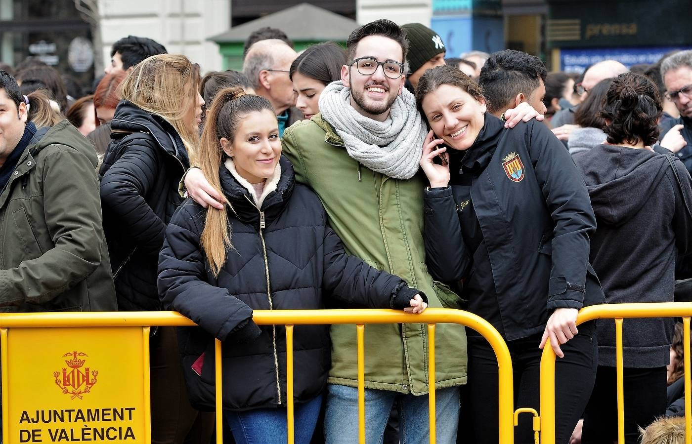 Fotos del público en la mascleta de hoy, 1 de marzo de 2018, la primera de estas Fallas, disparada por pirotecnia Peñarroja.