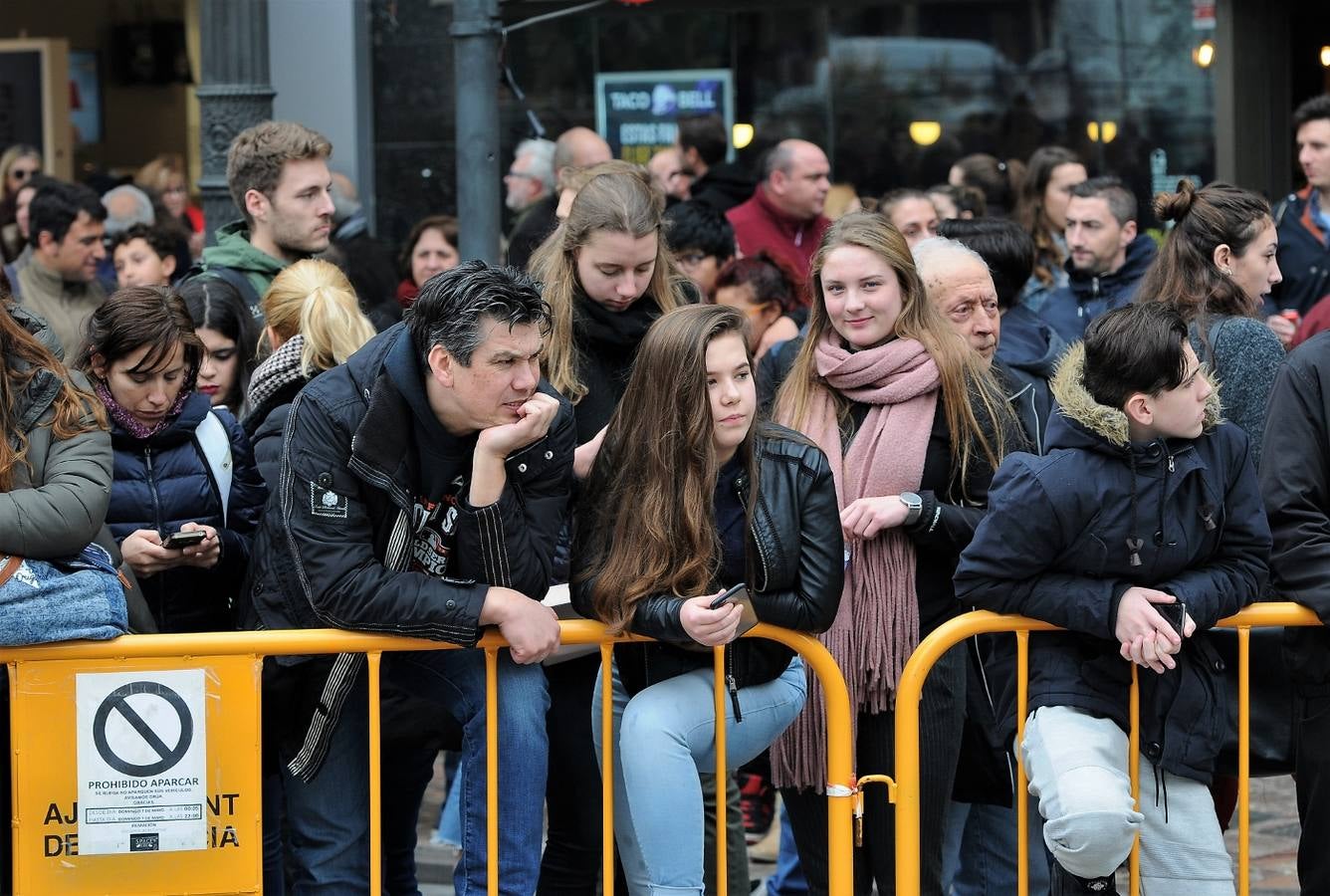 Fotos del público en la mascleta de hoy, 1 de marzo de 2018, la primera de estas Fallas, disparada por pirotecnia Peñarroja.