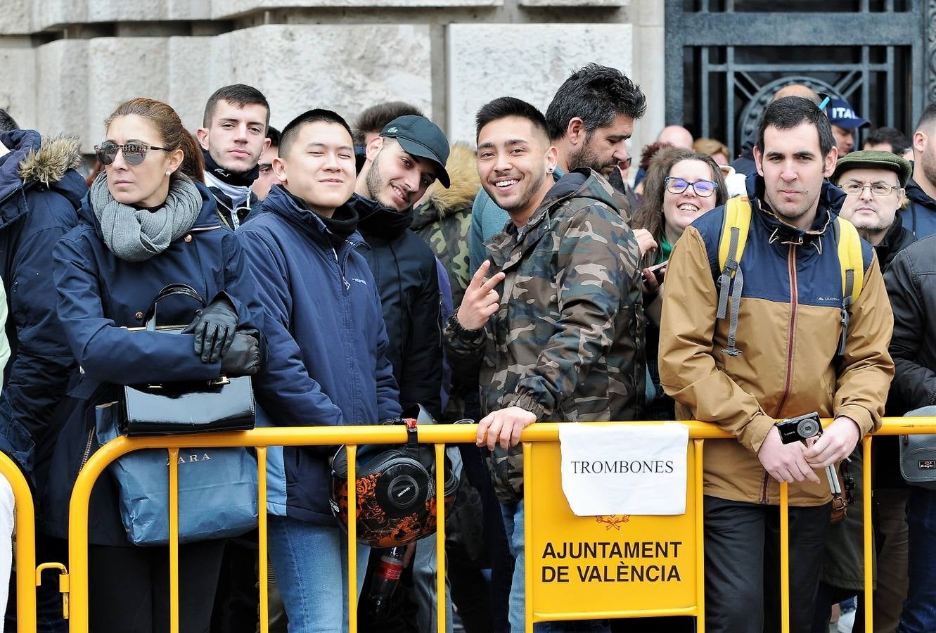 Fotos del público en la mascleta de hoy, 1 de marzo de 2018, la primera de estas Fallas, disparada por pirotecnia Peñarroja.