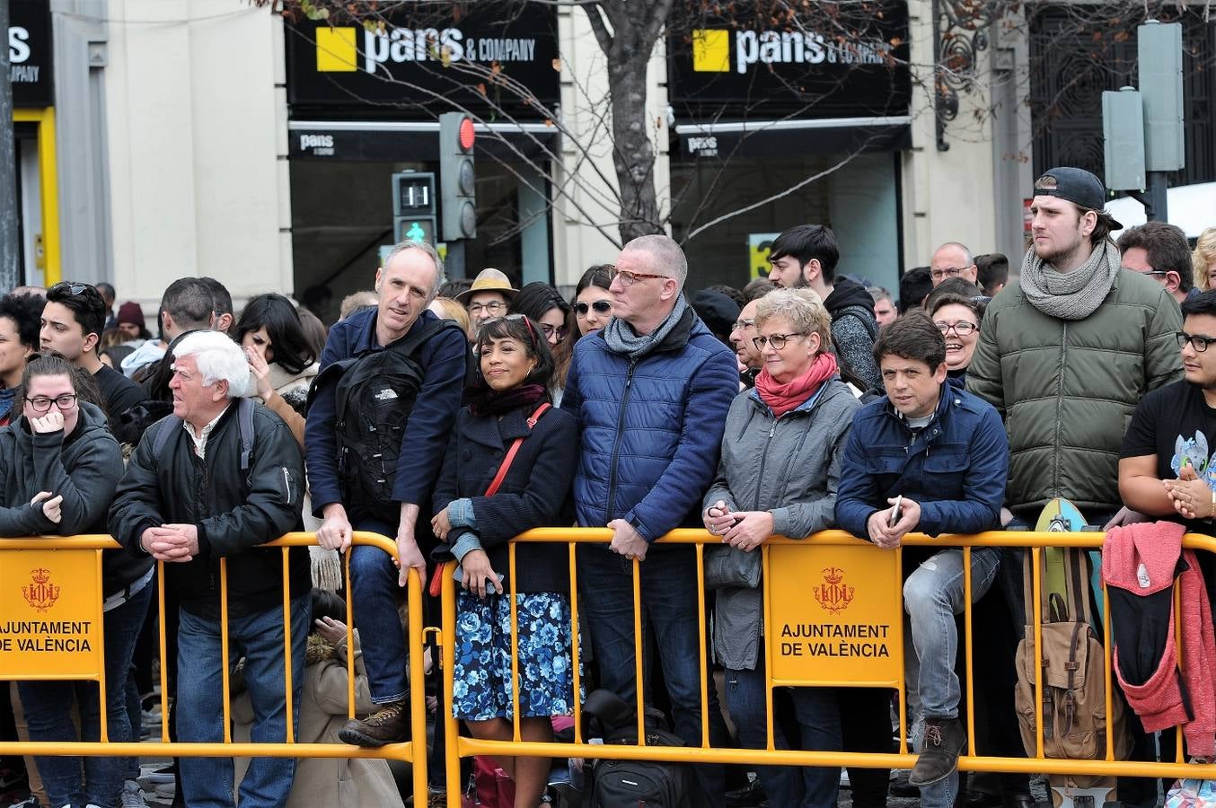 Fotos del público en la mascleta de hoy, 1 de marzo de 2018, la primera de estas Fallas, disparada por pirotecnia Peñarroja.