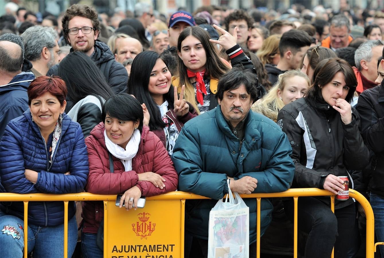 Fotos del público en la mascleta de hoy, 1 de marzo de 2018, la primera de estas Fallas, disparada por pirotecnia Peñarroja.
