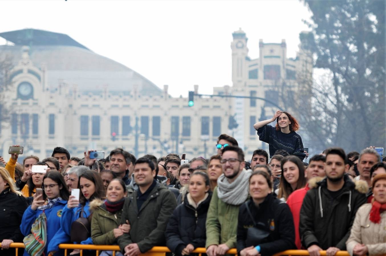 Fotos del público en la mascleta de hoy, 1 de marzo de 2018, la primera de estas Fallas, disparada por pirotecnia Peñarroja.