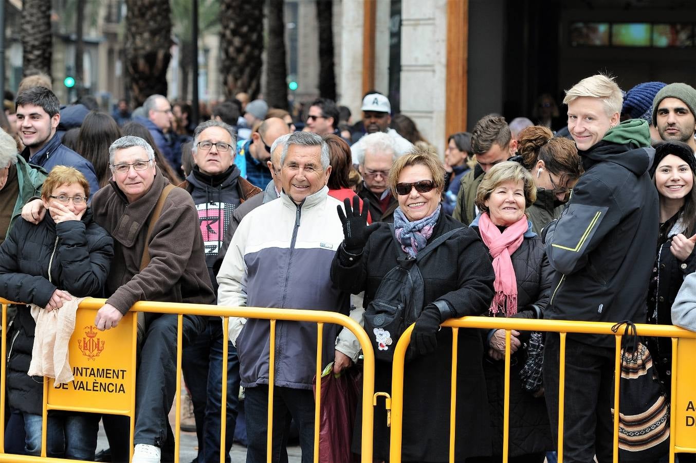 Fotos del público en la mascleta de hoy, 1 de marzo de 2018, la primera de estas Fallas, disparada por pirotecnia Peñarroja.