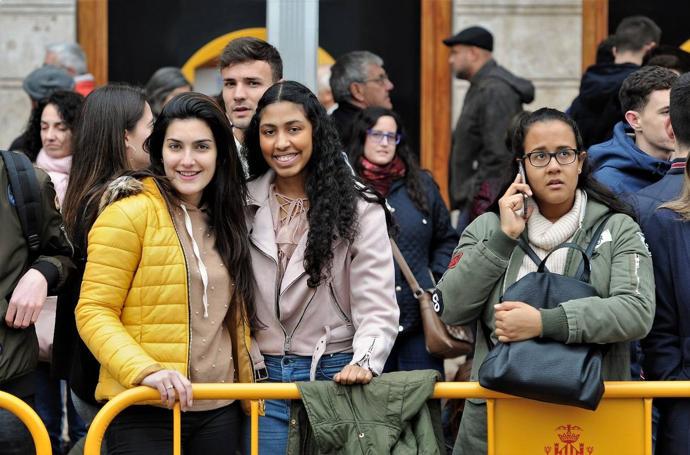 Fotos del público en la mascleta de hoy, 1 de marzo de 2018, la primera de estas Fallas, disparada por pirotecnia Peñarroja.