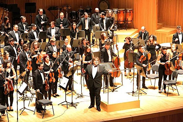 La S.M. 'La Artística' de Buñol, Premio a la Mejor Orquesta de la Sección Salvador Giner y, a la derecha,Enric Parreño, Premio al Mejor director. 