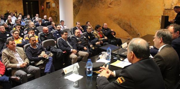 Responsables policiales y de empresas de seguridad, ayer durante la inauguración de la jornada en Valencia. 