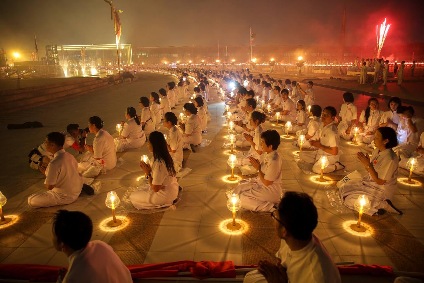 Monjes tailandeses caminan en círculo con velas en el Magha Puja, en el templo Wat Phra Dhammakaya, en la provincia Pathum Thani