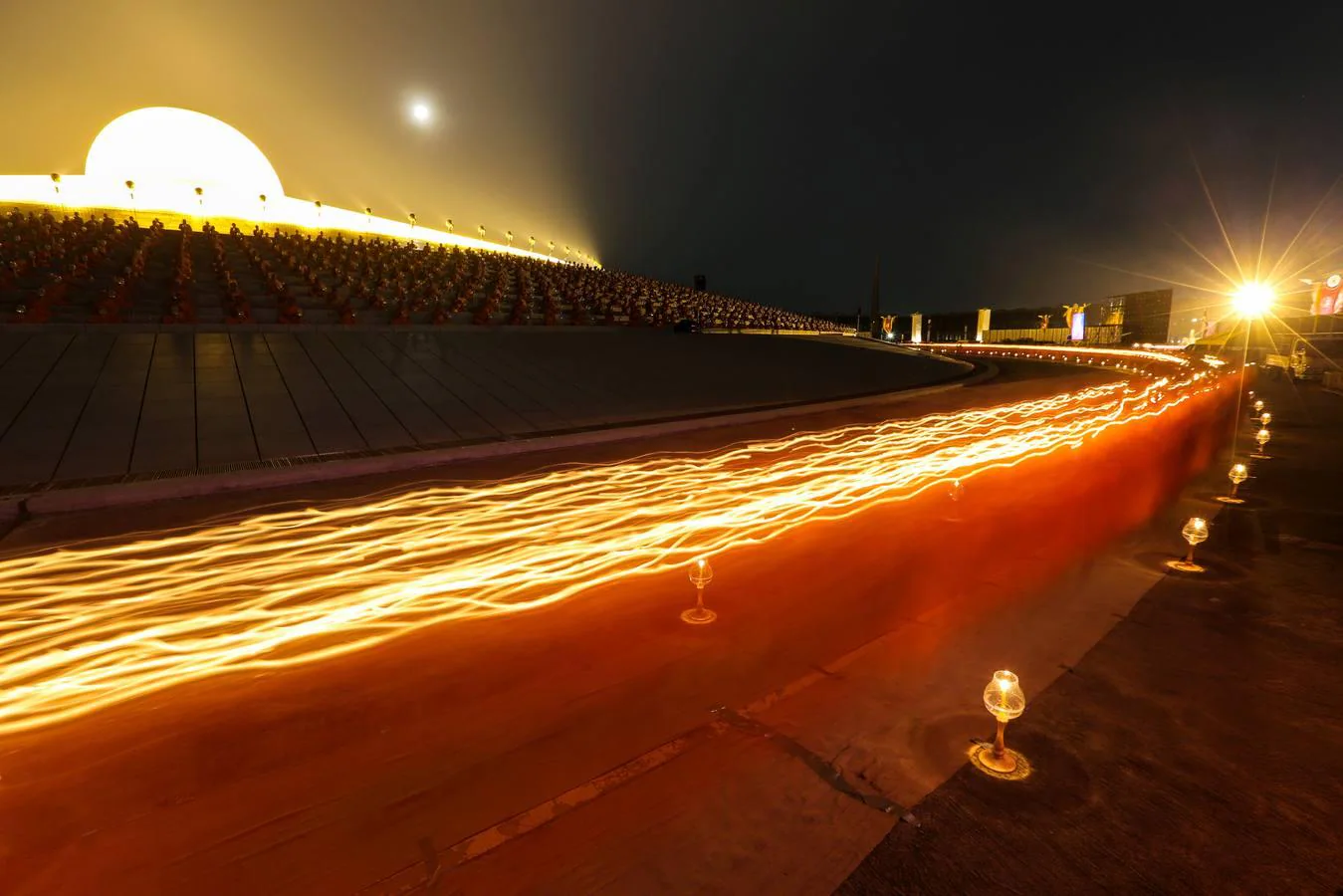 Monjes tailandeses caminan en círculo con velas en el Magha Puja, en el templo Wat Phra Dhammakaya, en la provincia Pathum Thani