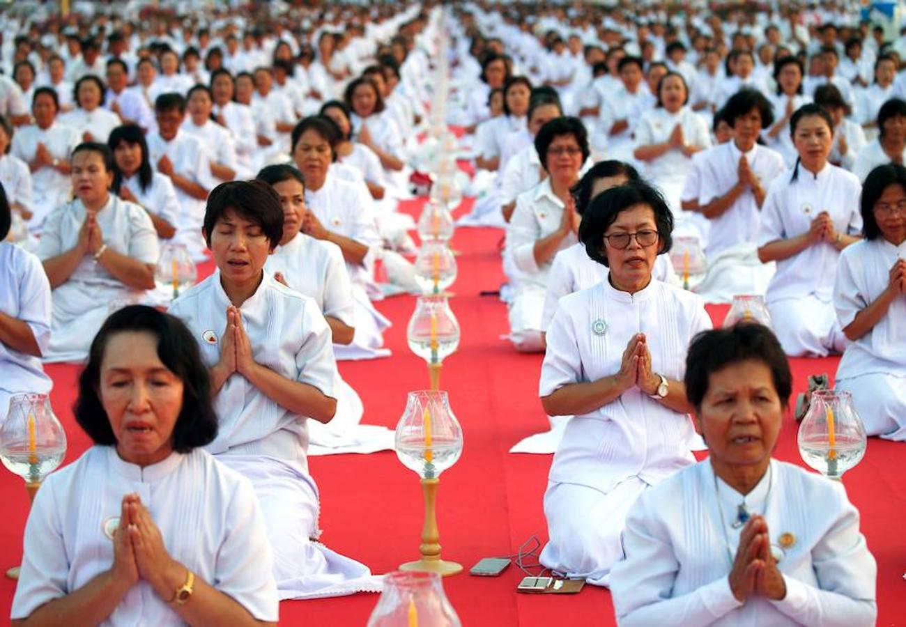 Monjes tailandeses caminan en círculo con velas en el Magha Puja, en el templo Wat Phra Dhammakaya, en la provincia Pathum Thani