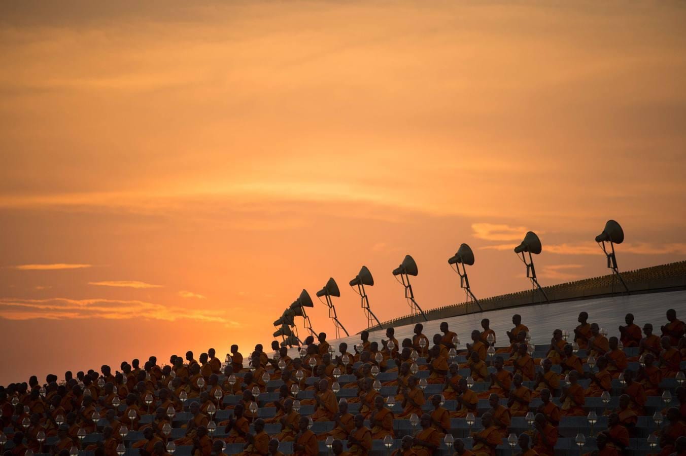 Monjes tailandeses caminan en círculo con velas en el Magha Puja, en el templo Wat Phra Dhammakaya, en la provincia Pathum Thani