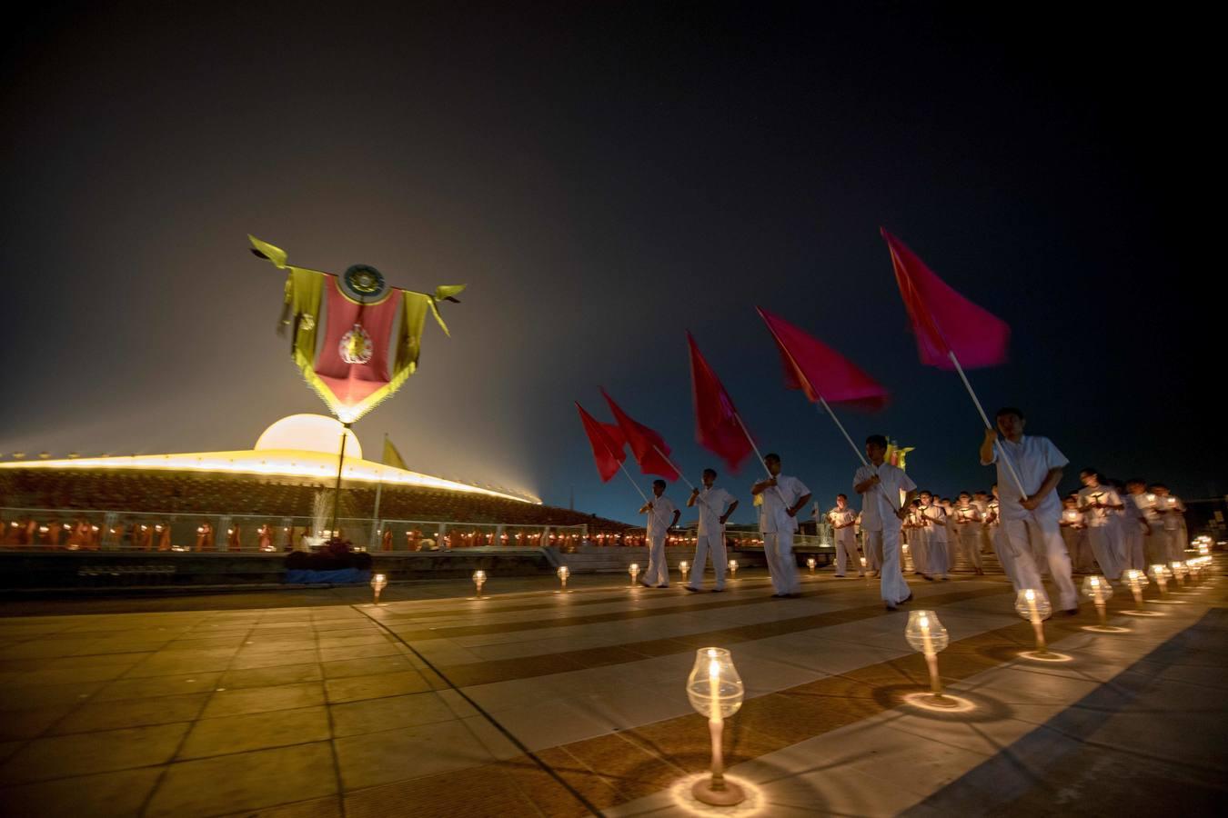 Monjes tailandeses caminan en círculo con velas en el Magha Puja, en el templo Wat Phra Dhammakaya, en la provincia Pathum Thani