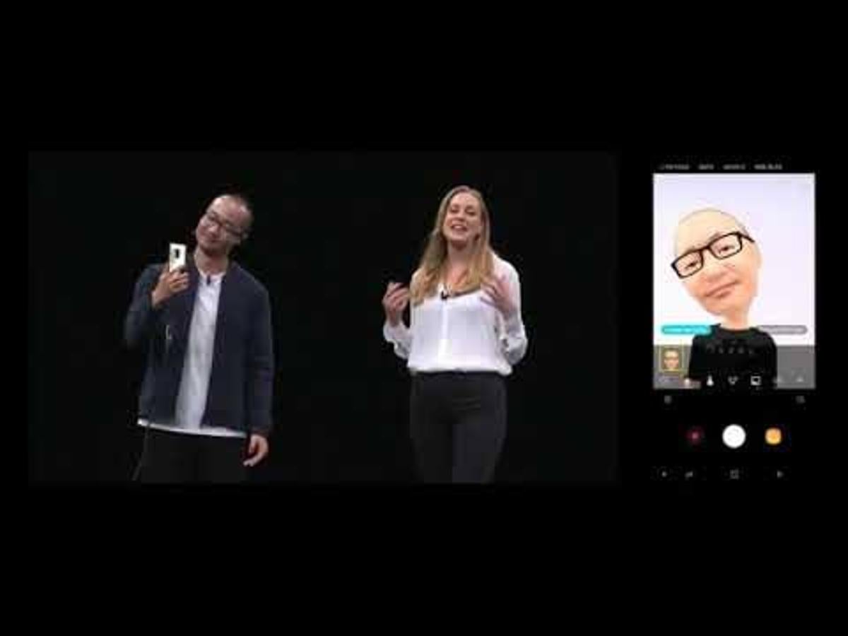 AR EMOJI | Compañía: Samsung. ¿Qué es? La respuesta de los coreanos a los Animojis de Apple.Su apuesta: Si una de las novedades del iPhone X fueron los Animojis, que utilizaban la cámara frontal para leer los gestos faciales y dar vida a los clásicos emoticonos, Samsung alardea de una tecnología que digitaliza el rostro del usuario para crear un avatar que reproduce sus expresiones. También puede usarse para animar modelos predefinidos. Disney ya ha presentado los suyos. Precio: Sin determinar. A la venta: Sin determinar. 