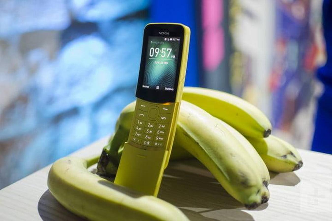 81104G | Compañía: Nokia. ¿Qué es? Un teléfono ‘retro’ de bajo coste. Su apuesta: Nokia prosigue su apuesta por lo ‘vintage’ tras resucitar en 2017 su emblemático 3110. A pesar de sus paupérrimas carácteristicas técnicas, juega dos bazas: una autonomía de casi 25 días y un precio irrisorio. Como su sistema operativo toma prestadas algunas funciones y aplicaciones de Android, las ausencias (Whatsapp, por ejemplo) pueden echar para atrás a más de uno. Lo mejor: es clavado al que utilizaba Neo en la primera entrega de ‘Matrix’. Precio: 79 euros. A la venta: Mayo.