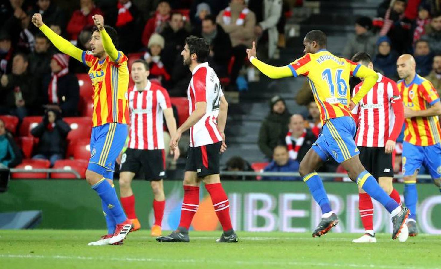 Parejo (6) Centrocampista. Estuvo muy presionado al principio del partido. Sin hacer un gran partido manejó el juego del Valencia.