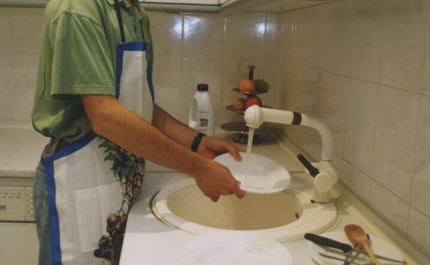 Los hombres jóvenes comienzan a meterse en la cocina