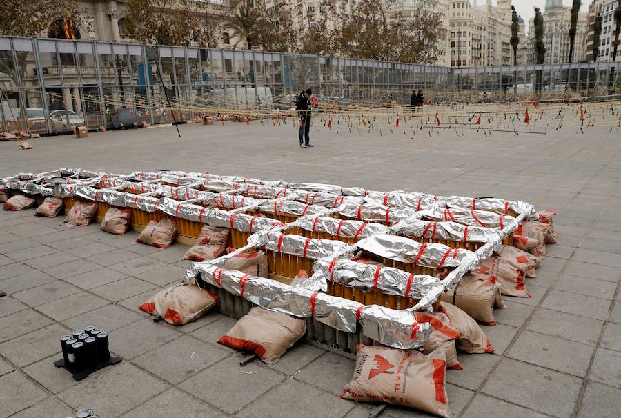 Pirotecnia Peñarroja ofrece un espectáculo clásico, contundente y completo que abre el calendario de disparos en la plaza del Ayuntamiento