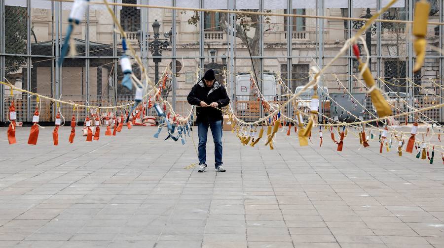 Pirotecnia Peñarroja ofrece un espectáculo clásico, contundente y completo que abre el calendario de disparos en la plaza del Ayuntamiento
