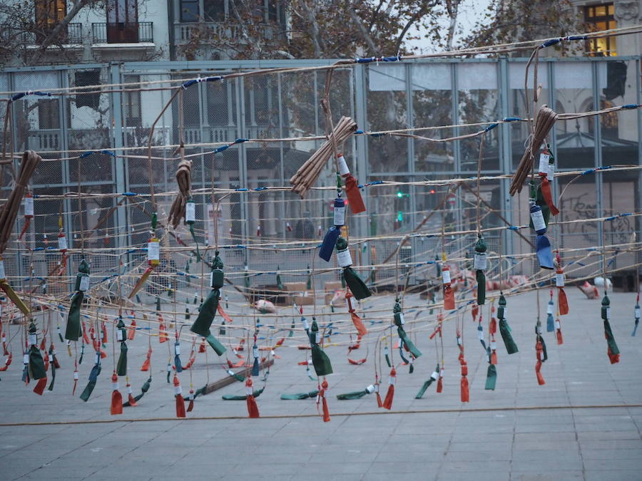 Pirotecnia Peñarroja ofrece un espectáculo clásico, contundente y completo que abre el calendario de disparos en la plaza del Ayuntamiento