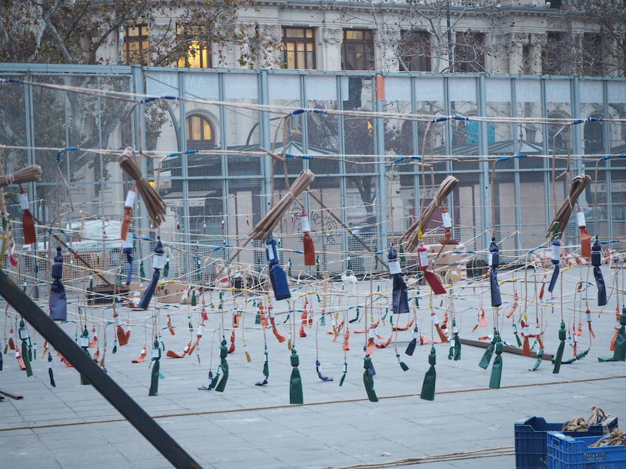 Pirotecnia Peñarroja ofrece un espectáculo clásico, contundente y completo que abre el calendario de disparos en la plaza del Ayuntamiento