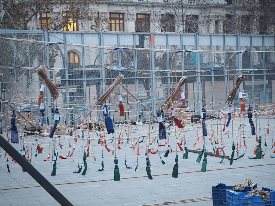 Pirotecnia Peñarroja ofrece un espectáculo clásico, contundente y completo que abre el calendario de disparos en la plaza del Ayuntamiento