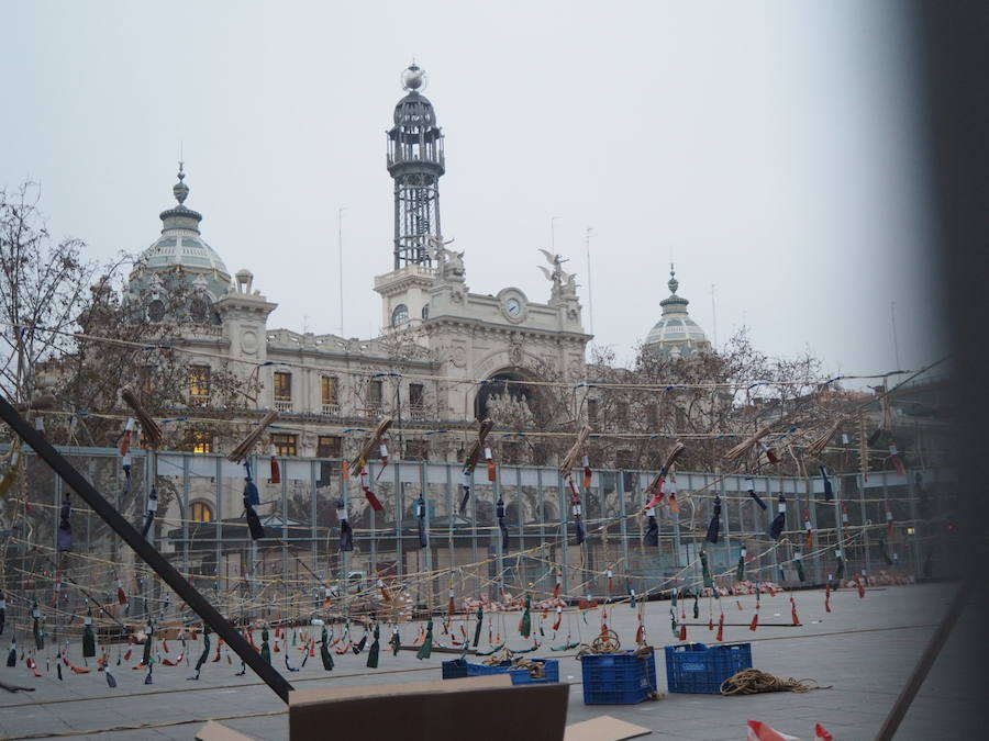 Pirotecnia Peñarroja ofrece un espectáculo clásico, contundente y completo que abre el calendario de disparos en la plaza del Ayuntamiento
